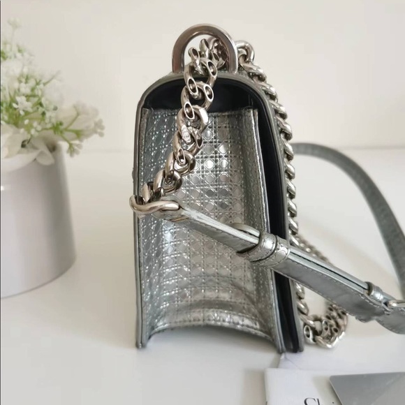 DIOR
Metallic Patent Micro-Cannage Medium silver - Picture 4 of 12